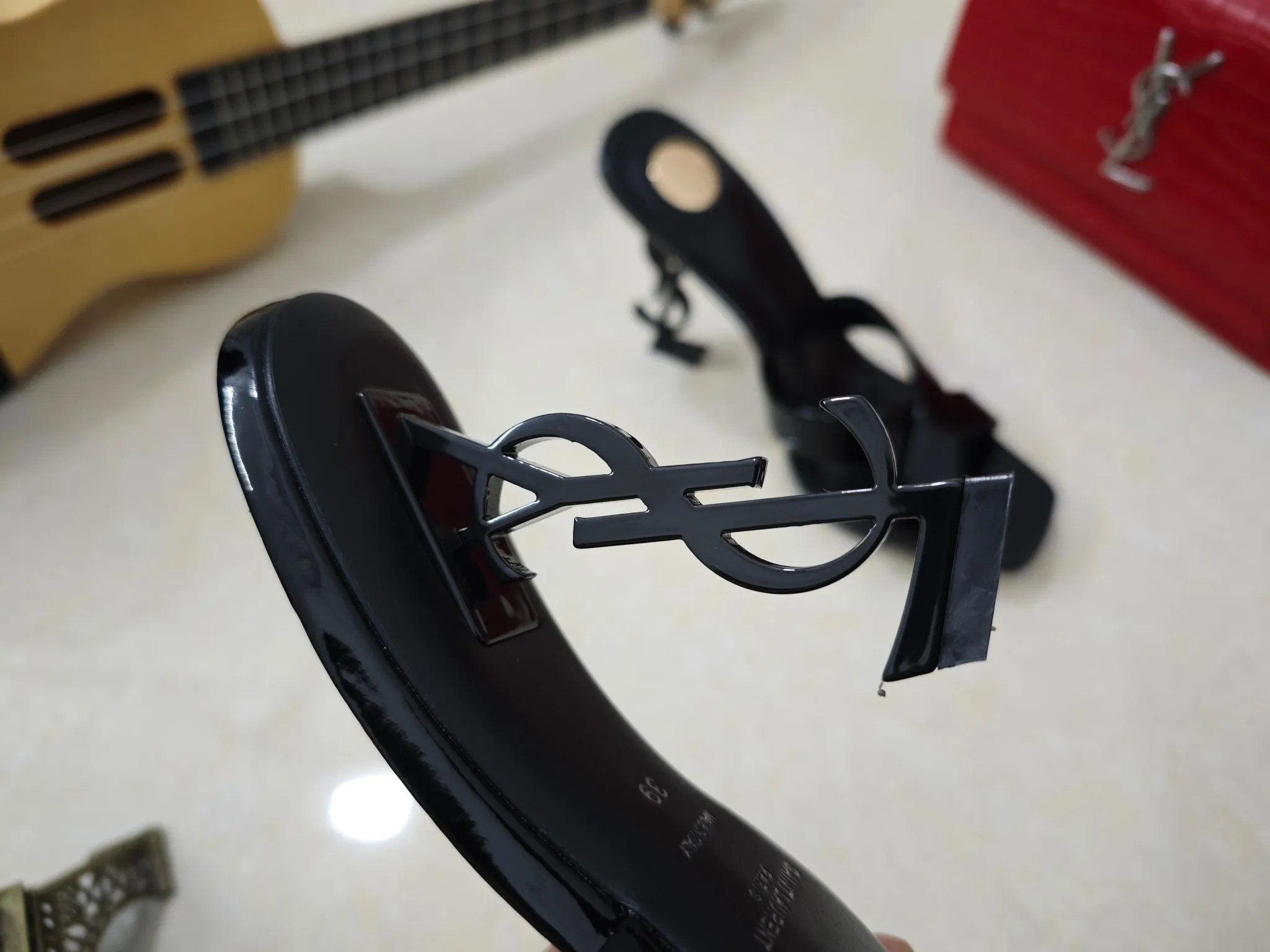 👟👟Ex-factory price 540👟👟【Saint Laurent】Yves Saint Laurent, high-heeled YSL high heels💃2025 early spring counter synchronizes the latest styles, YSL, decoration👠 Classic and high-quality glamorous masterpieces, the hottest autumn and winter series in the counter, with temperament, fashion, classic and attractive design style 😌The effect on the feet is particularly beautiful〰️, the materials are imported from Italy 🇮🇹 calf, imported black sheepskin, lining, and foot pads; sheepskin, stiletto high heels, size 35-41 (34.41.42 must be customized, non-refundable) outsole; imported genuine leather outsole, with full counter packaging